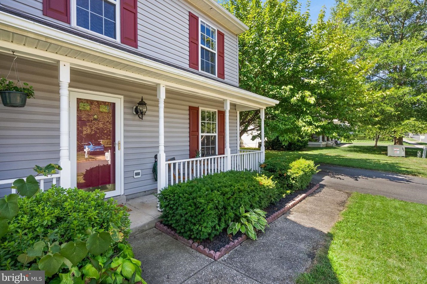 17297 Magic Mountain Dr, Round Hill, VA 20141