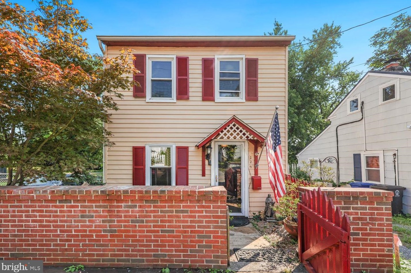 229 South St Se, Leesburg, VA 20175