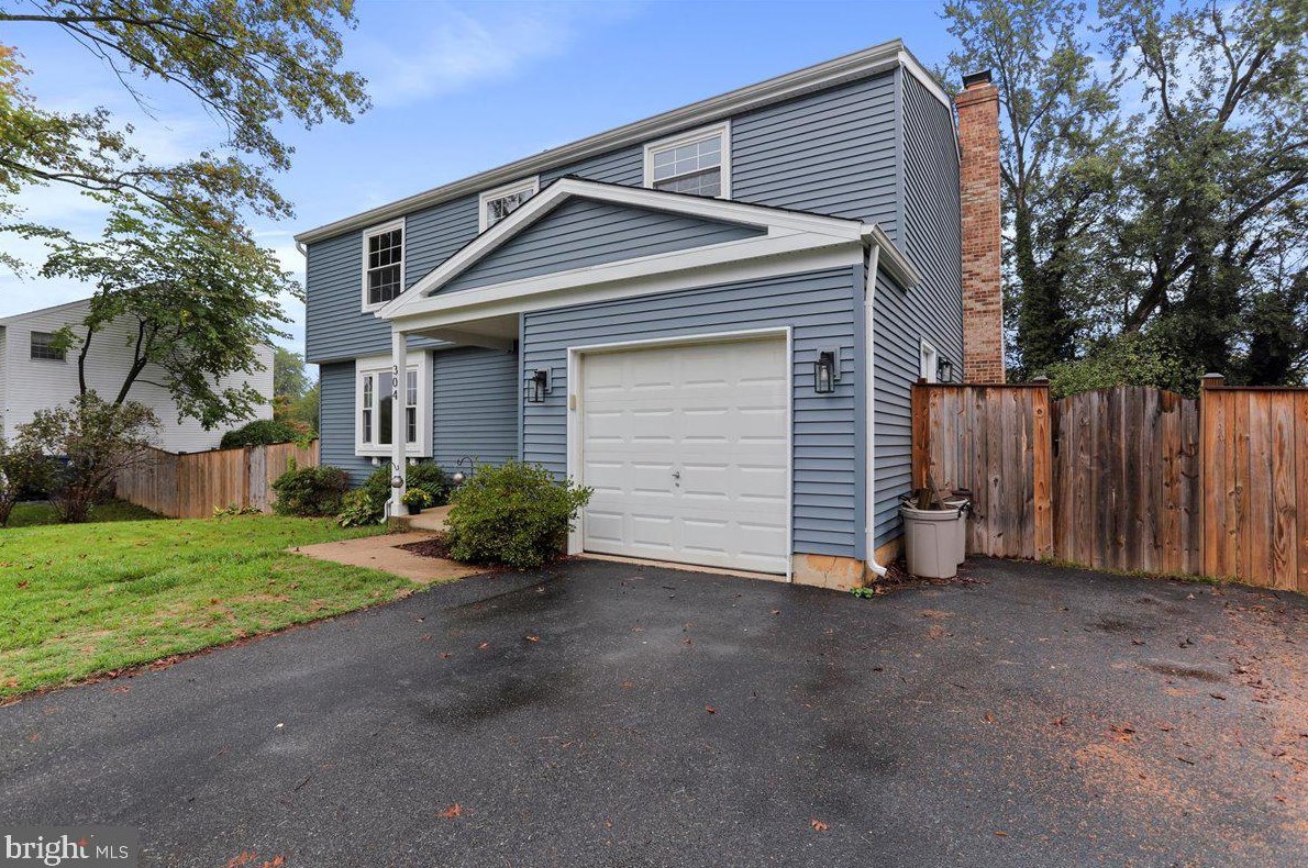 304 Appletree Dr, Leesburg, VA 20176-4536