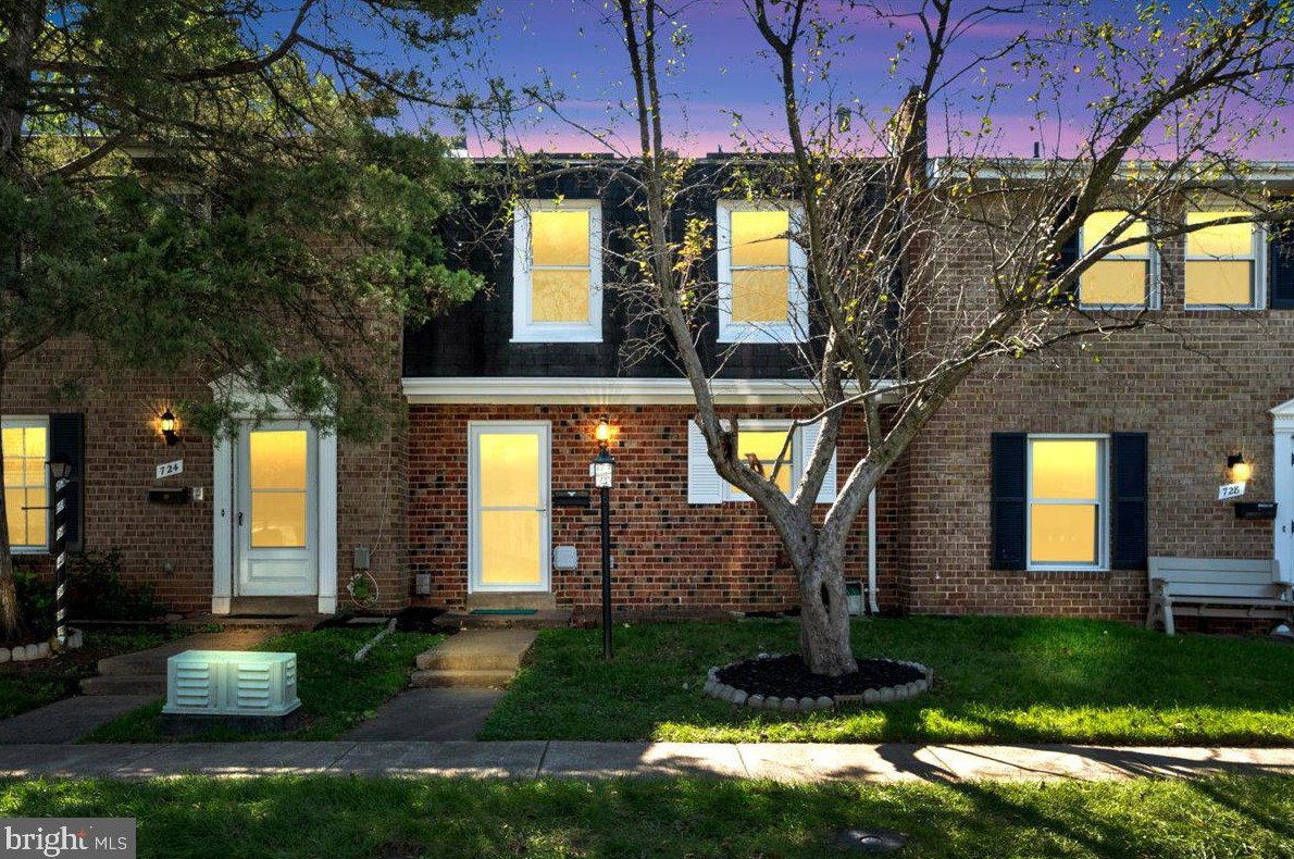726 Colonial Ave, Sterling, VA 20164