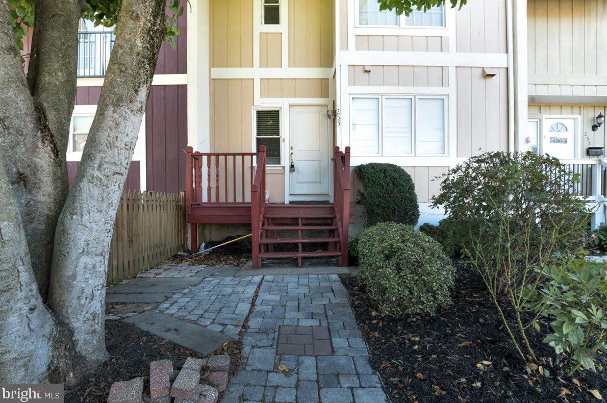 255 Meadows Ln Ne, Leesburg, VA 20176