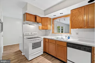 314 E Staunton Avenue E, Sterling, VA 20164 - Photo 6