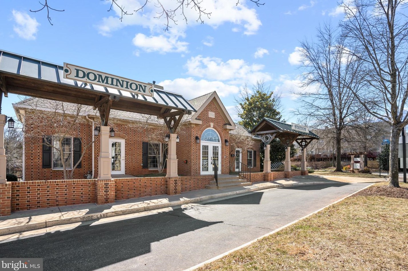 21850 Elkins Ter, Dulles VA  20166-6808 exterior