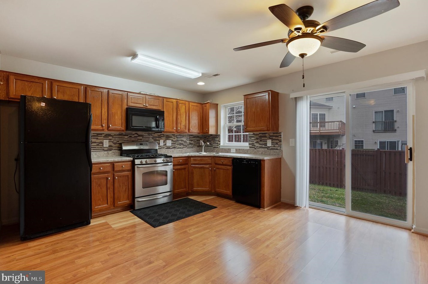42829 Pilgrim Sq, Fairfax, VA 20152-3929