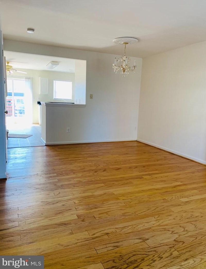 45425 Clarkes Crossing Sq, Dulles, VA 20164