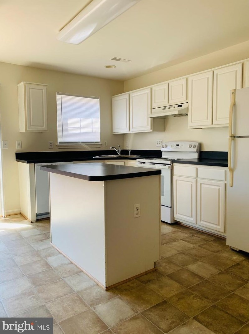 45425 Clarkes Crossing Sq, Dulles VA  20164-5335 exterior