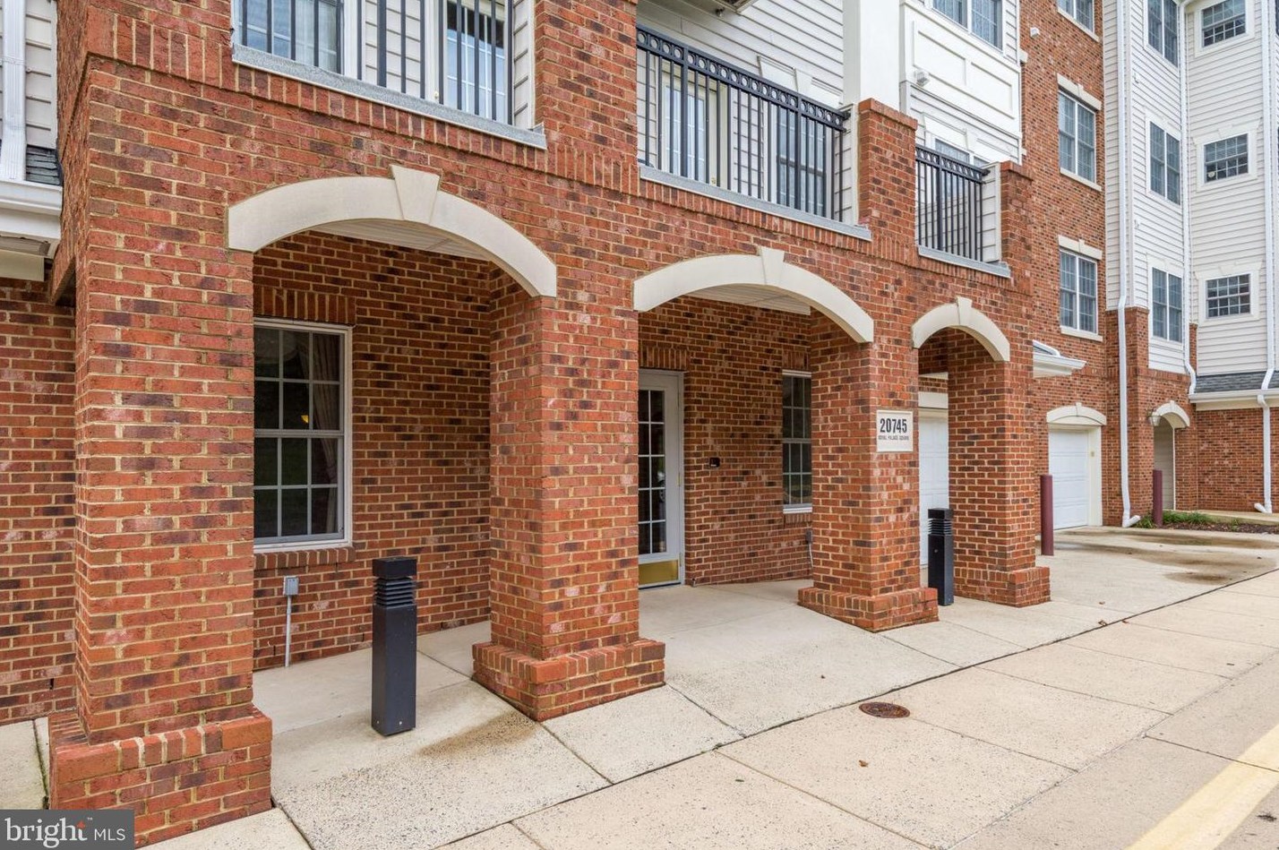 20745 Royal Palace Sq, Dulles VA  20165-8406 exterior