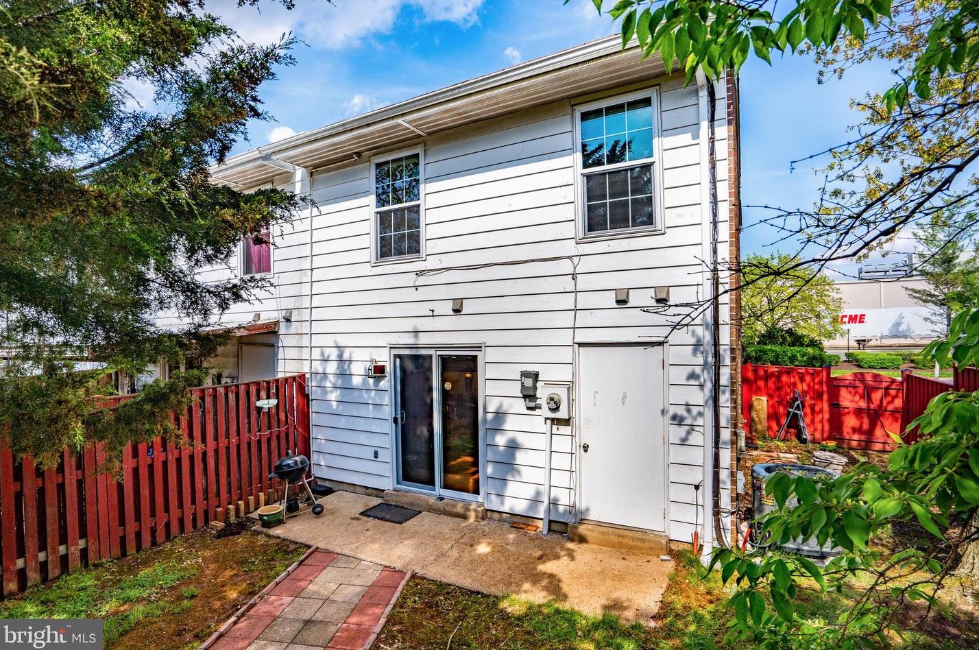 118 Maple Ave, Dulles VA  20164-4221 exterior