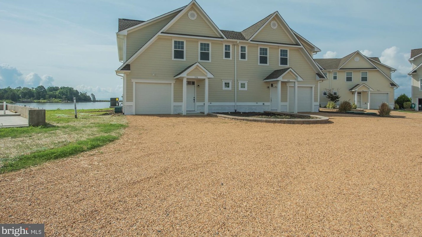 592 Riverside Dr, Lancaster, VA 22503