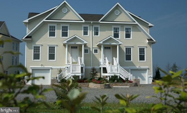 562 Riverside Dr, Lancaster, VA 22503