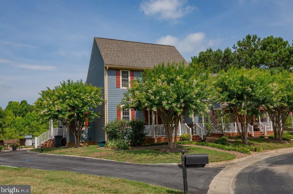 8 Corner Oak Cir, Irvington, VA 22480
