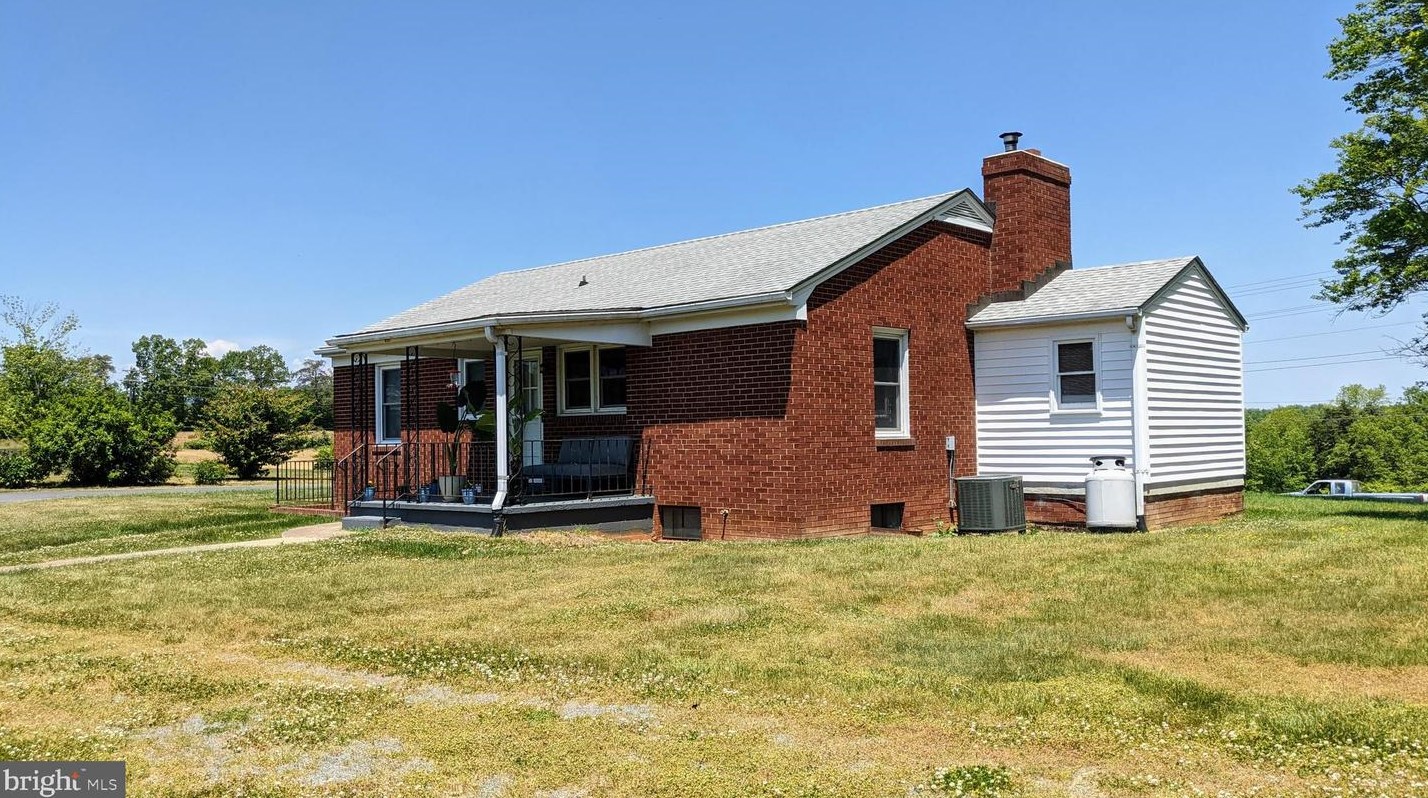 1482 Orange Rd, Pratts, VA 22731