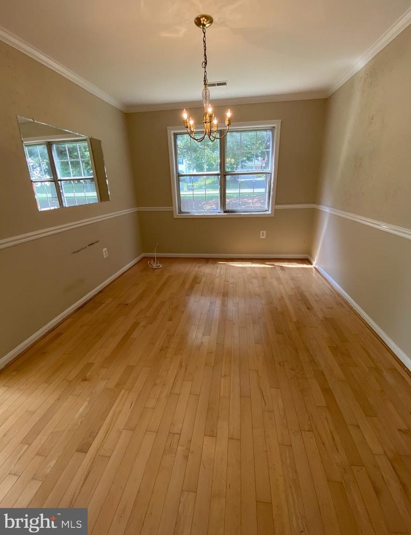 8701 Point Of Woods Dr, Manassas, VA 20110
