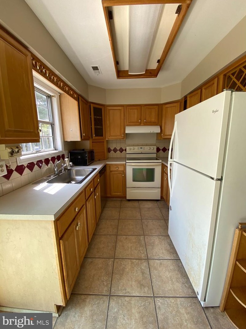 8701 Point Of Woods Dr, Manassas VA  20110-6301 exterior