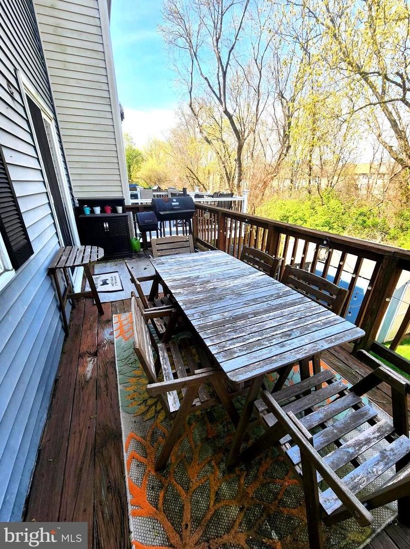 8561 Burlington Ct, Manassas VA  20110-6322 exterior