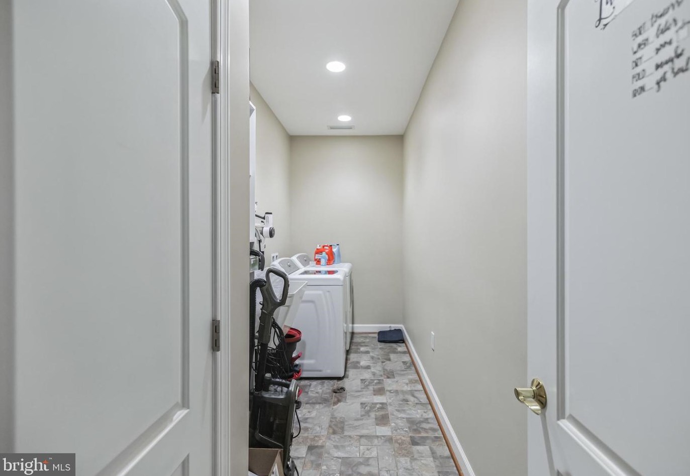 8928 Longstreet Dr, Manassas VA  20110-4903 exterior