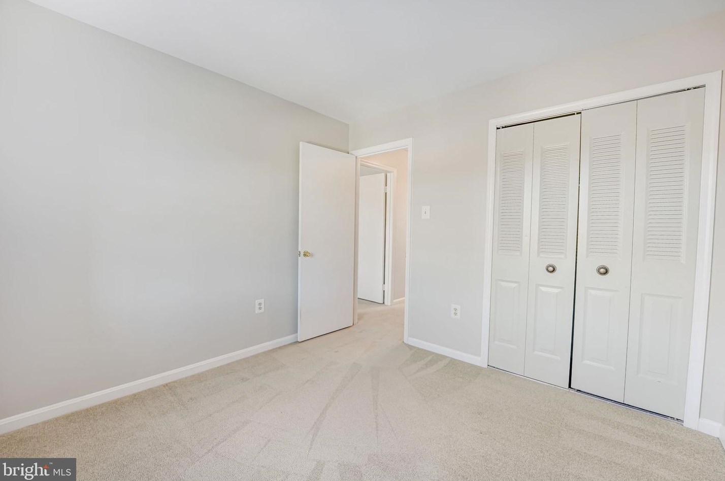 8675 Point Of Woods Dr, Manassas VA  20110-6333 exterior