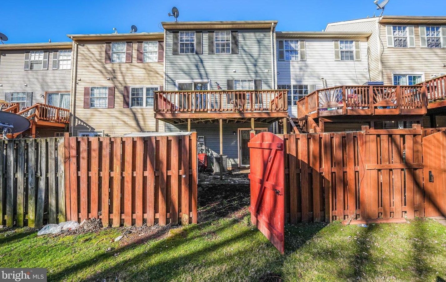 8675 Point Of Woods Dr, Manassas VA  20110-6333 exterior