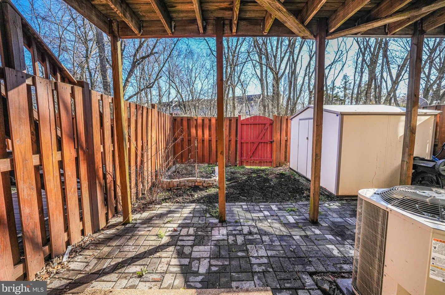 8675 Point Of Woods Dr, Manassas VA  20110-6333 exterior