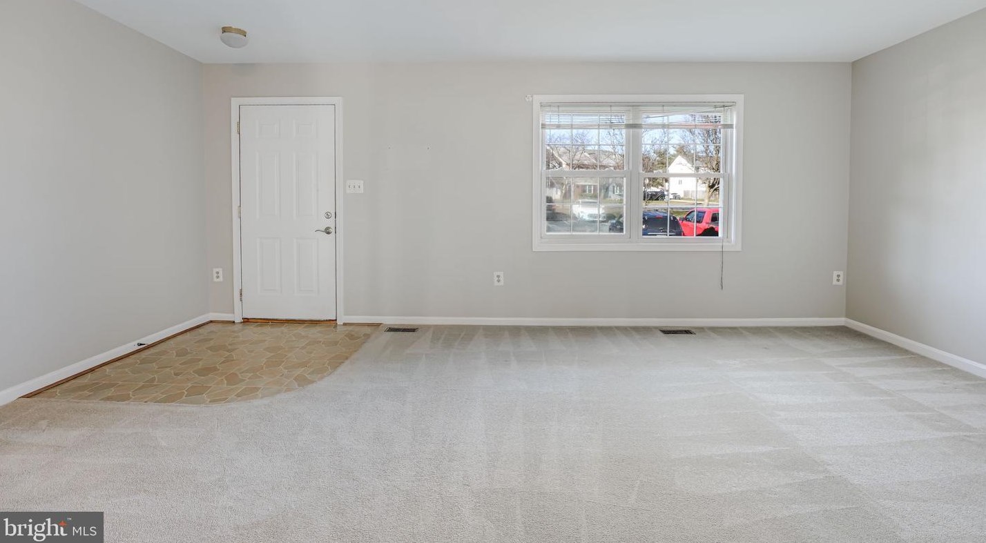 8675 Point Of Woods Dr, Manassas VA  20110-6333 exterior