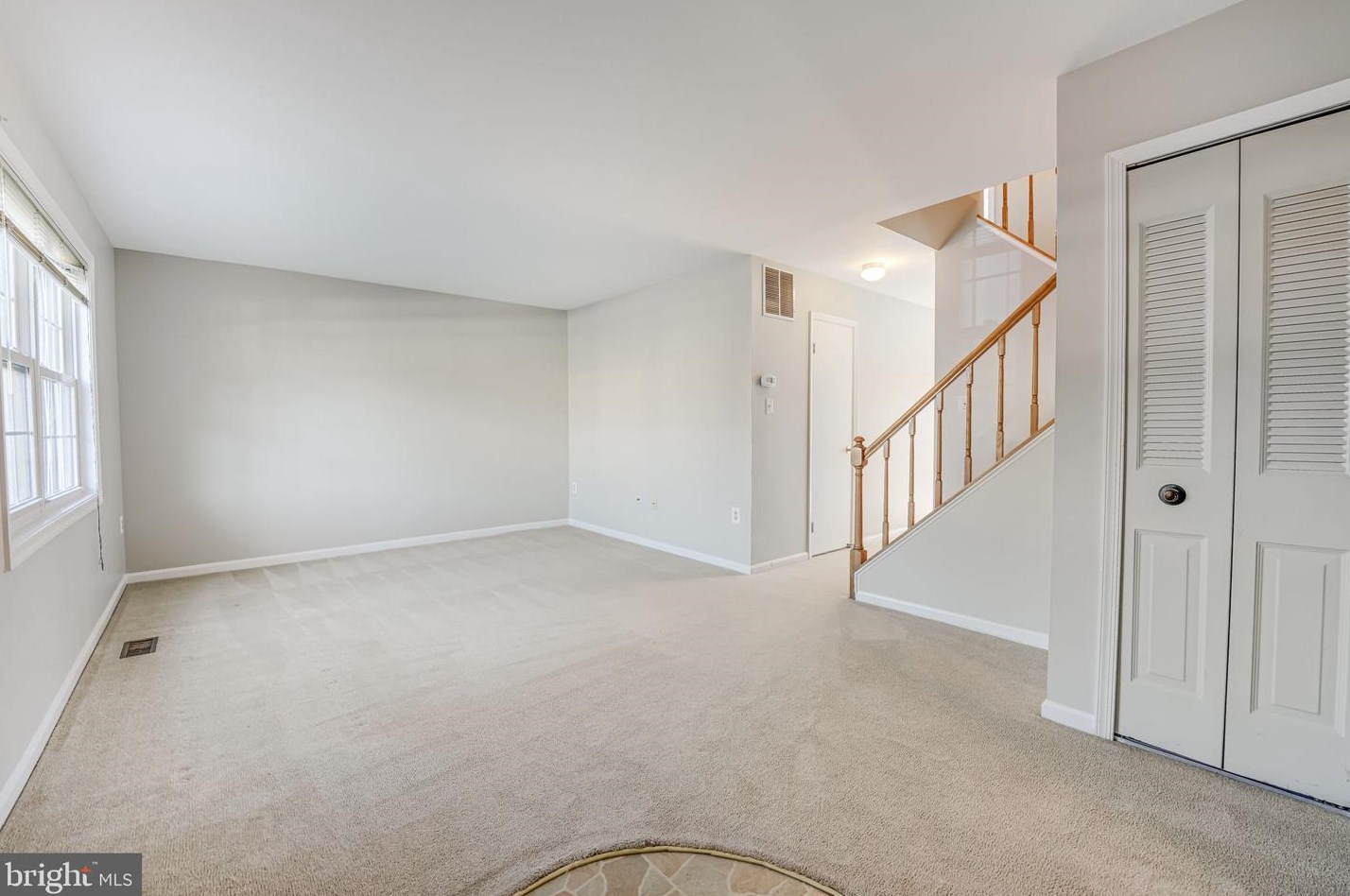 8675 Point Of Woods Dr, Manassas, VA 20110