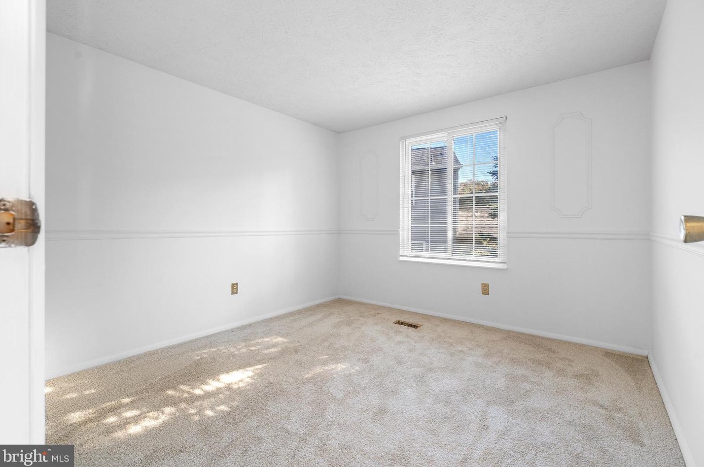 10242 Farmington Ct, Manassas VA  20110-6145 exterior