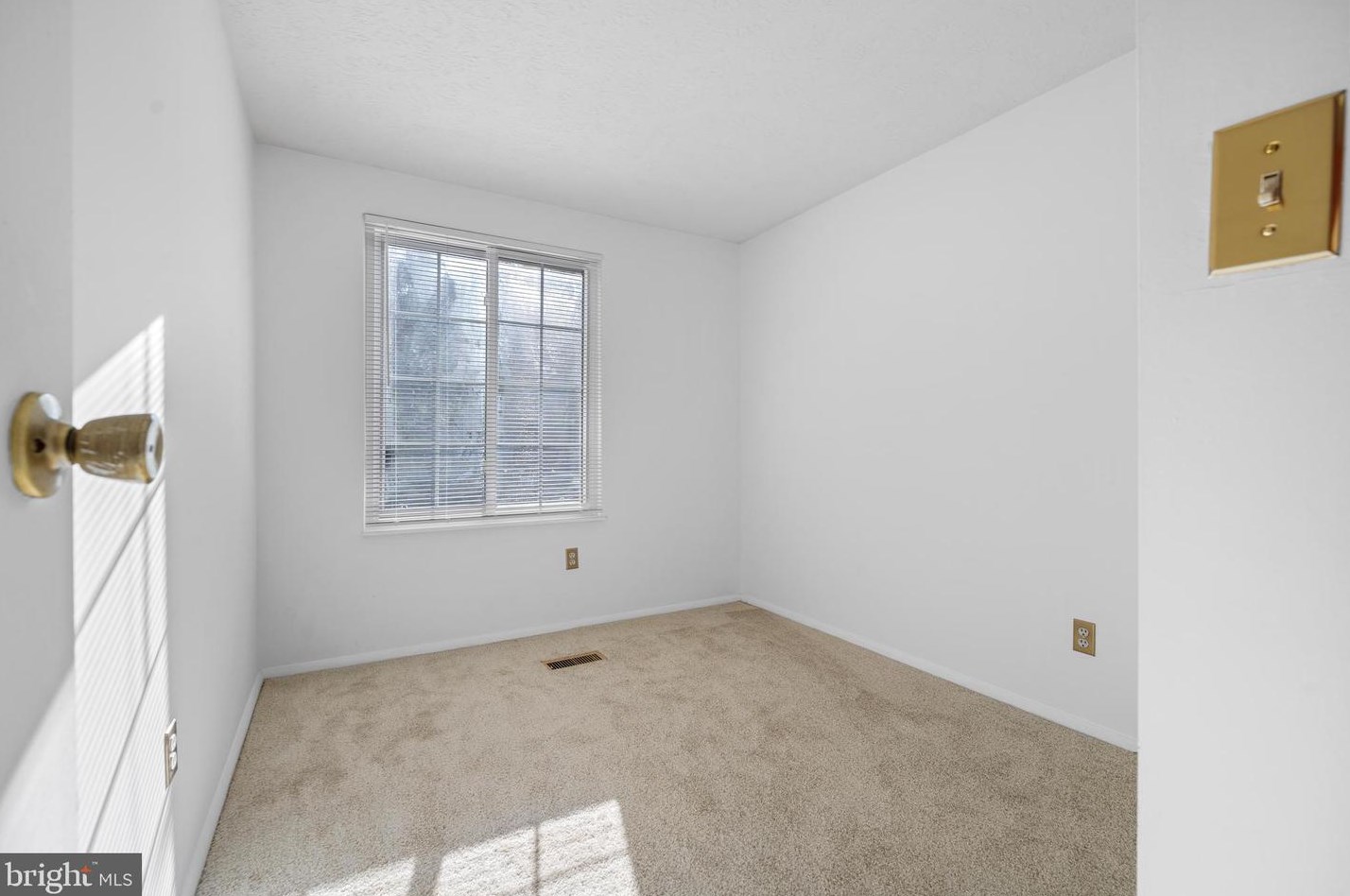 10242 Farmington Ct, Manassas VA  20110-6145 exterior