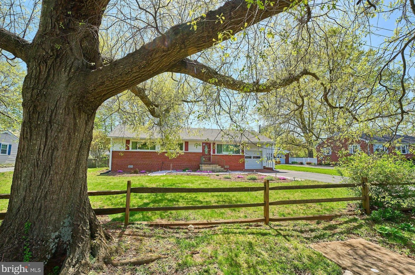 8922 Longstreet Dr, Manassas, VA 20110