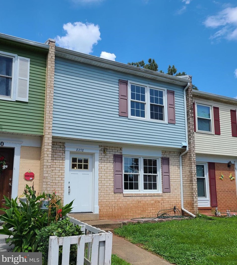8278 White Pine Dr, Manassas, VA 20111