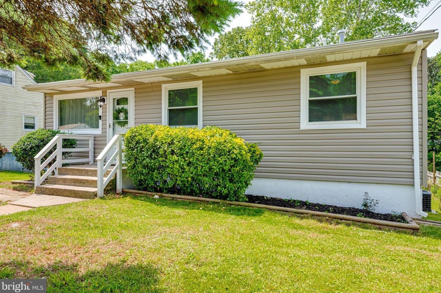 125 Lambert Dr, Manassas VA  20111-1829 exterior