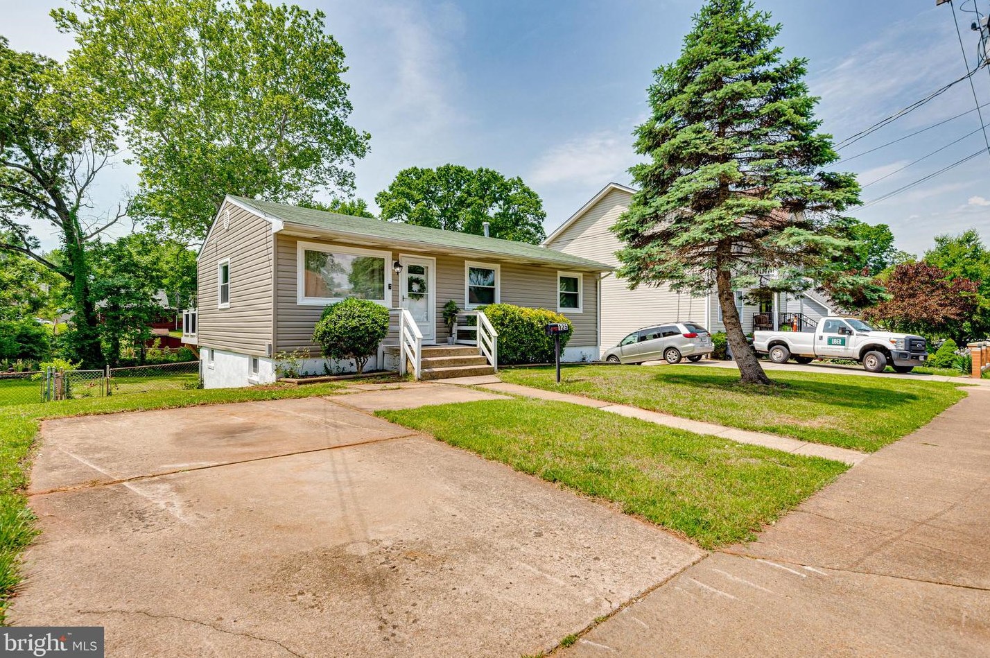 125 Lambert Dr, Manassas VA  20111-1829 exterior