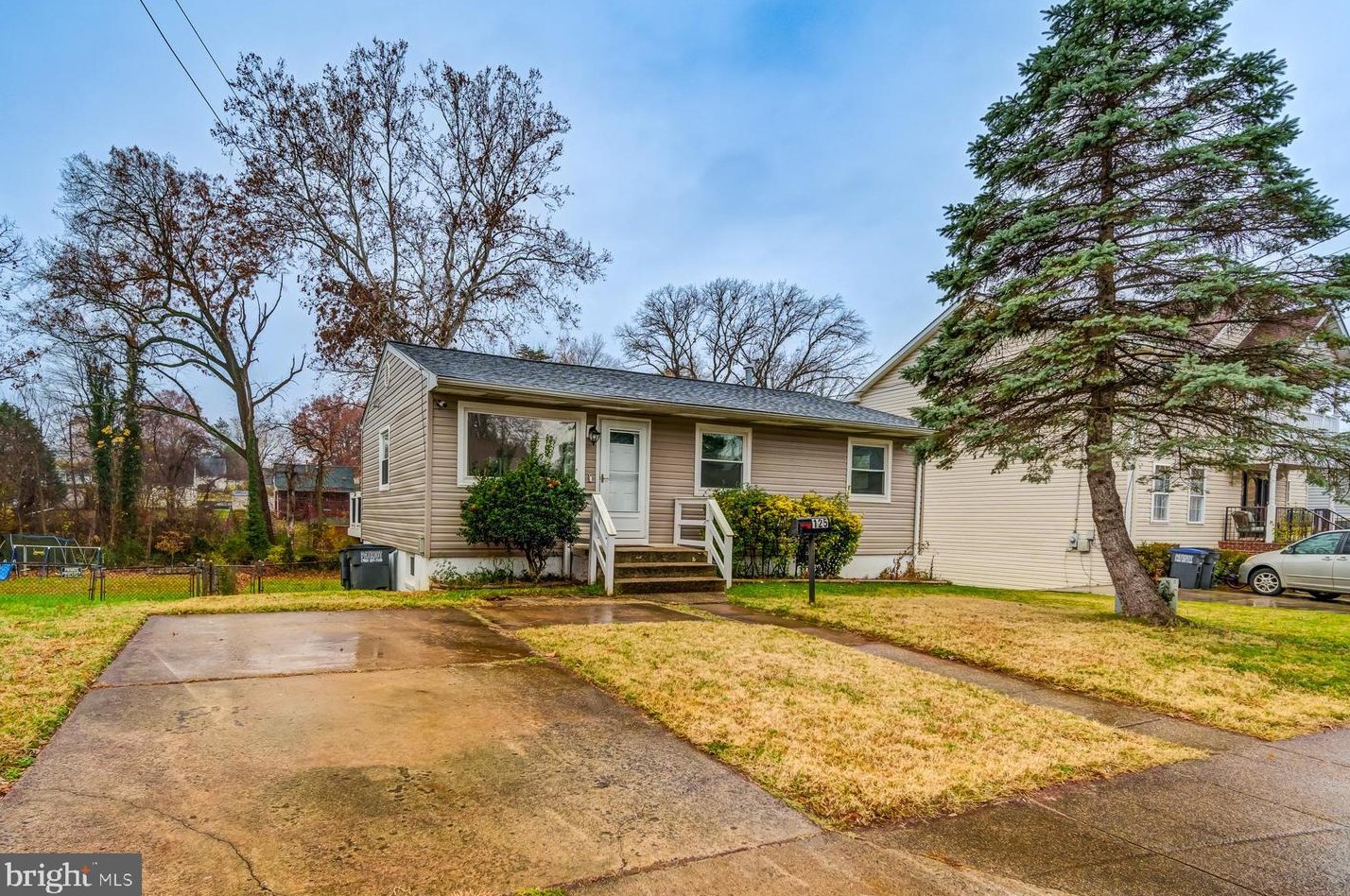 125 Lambert Dr, Manassas VA  20111-1829 exterior