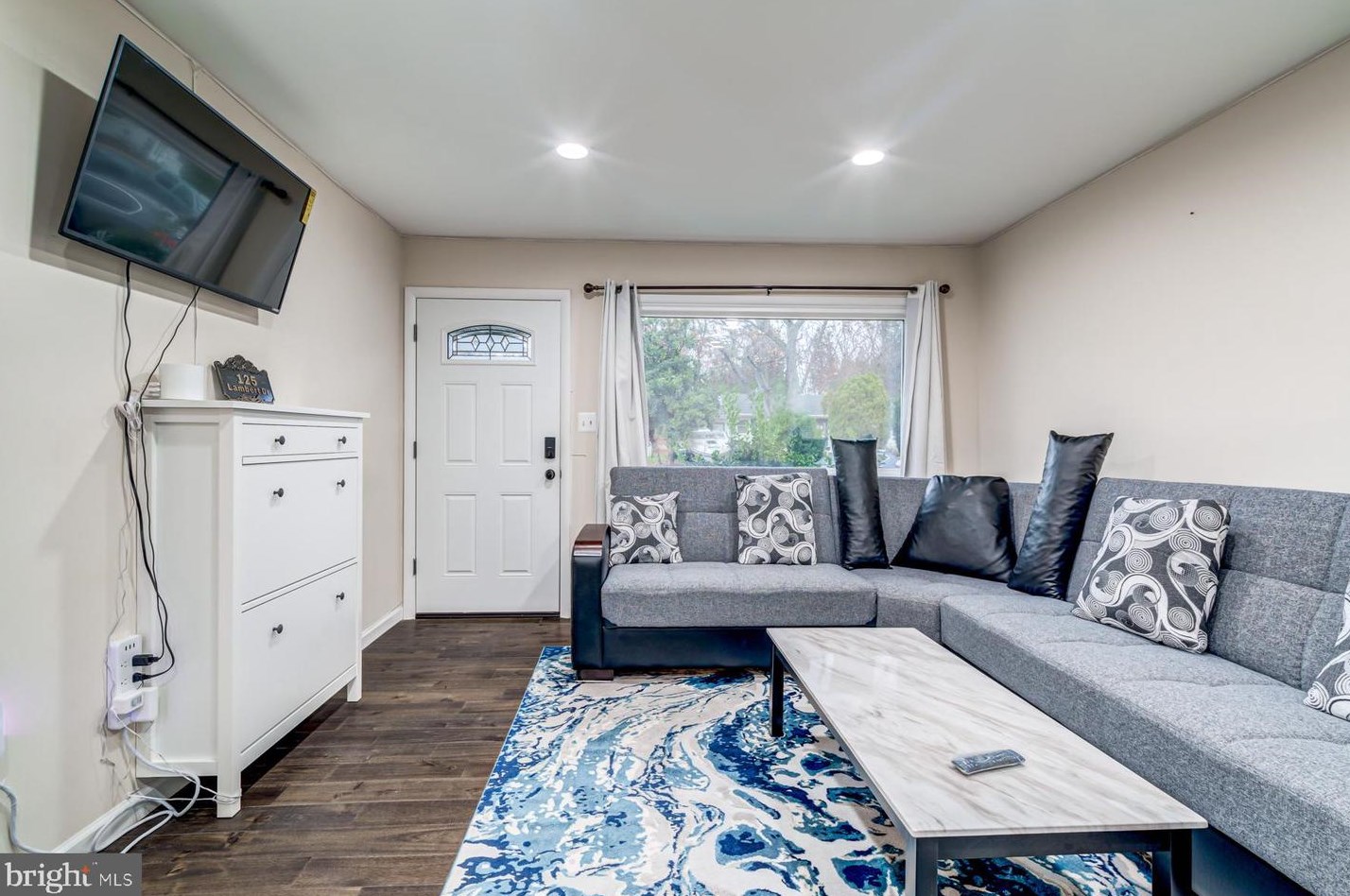 125 Lambert Dr, Manassas VA  20111-1829 exterior