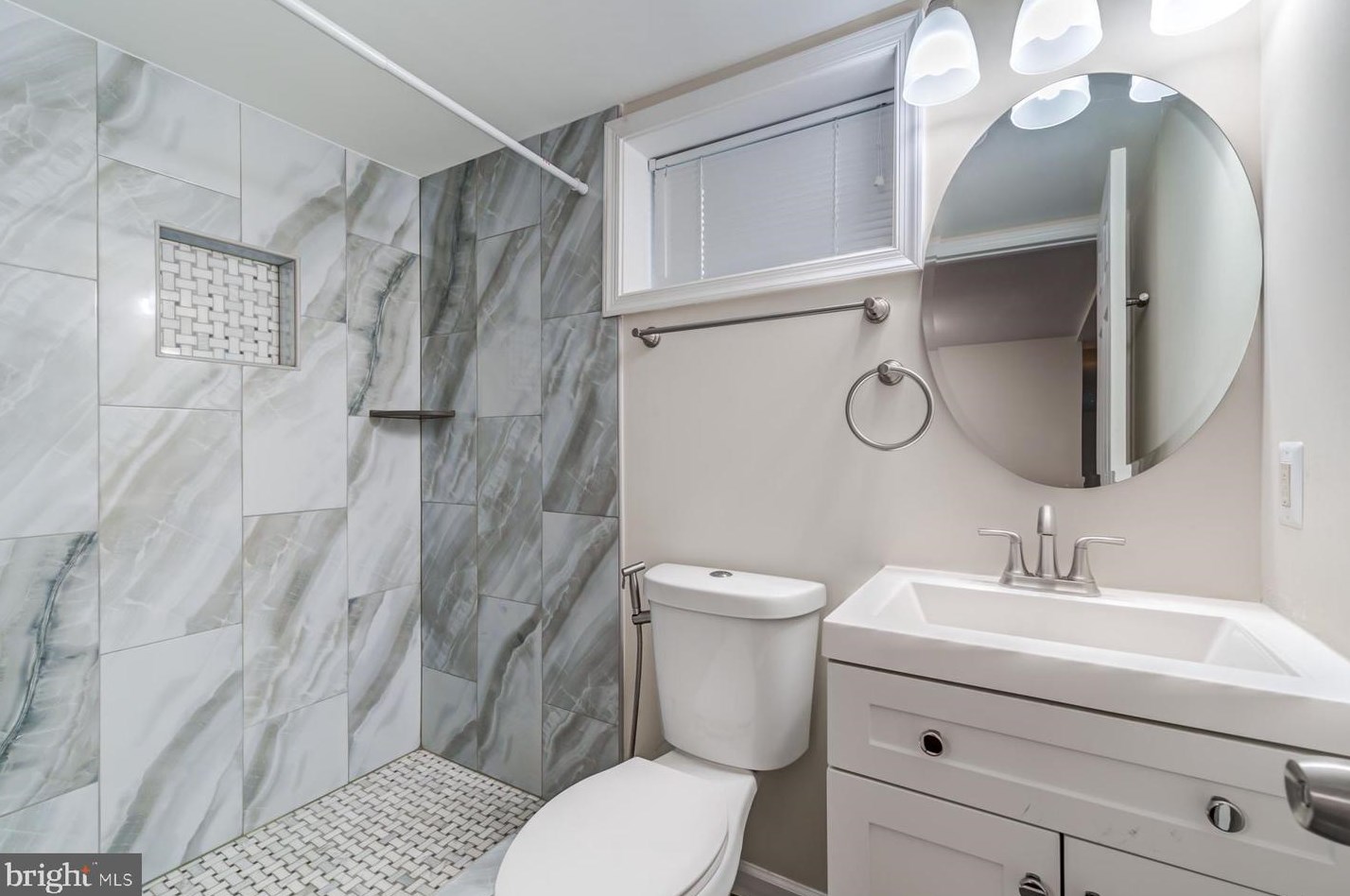 125 Lambert Dr, Manassas VA  20111-1829 exterior