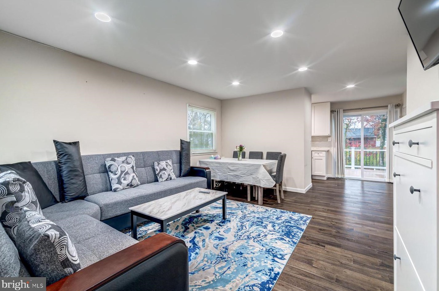 125 Lambert Dr, Manassas VA  20111-1829 exterior