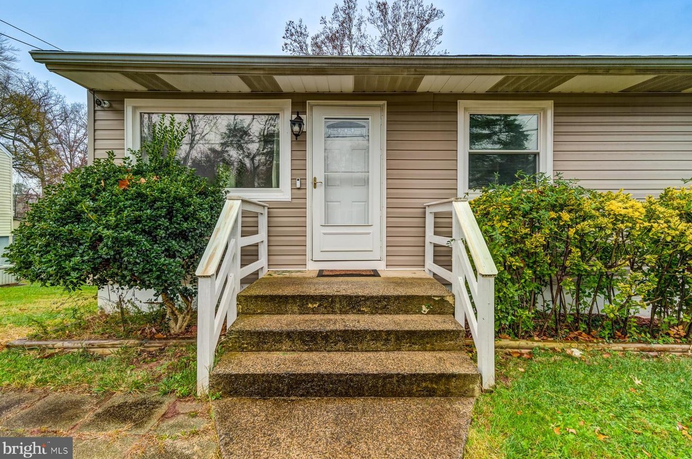 125 Lambert Dr, Manassas VA  20111-1829 exterior