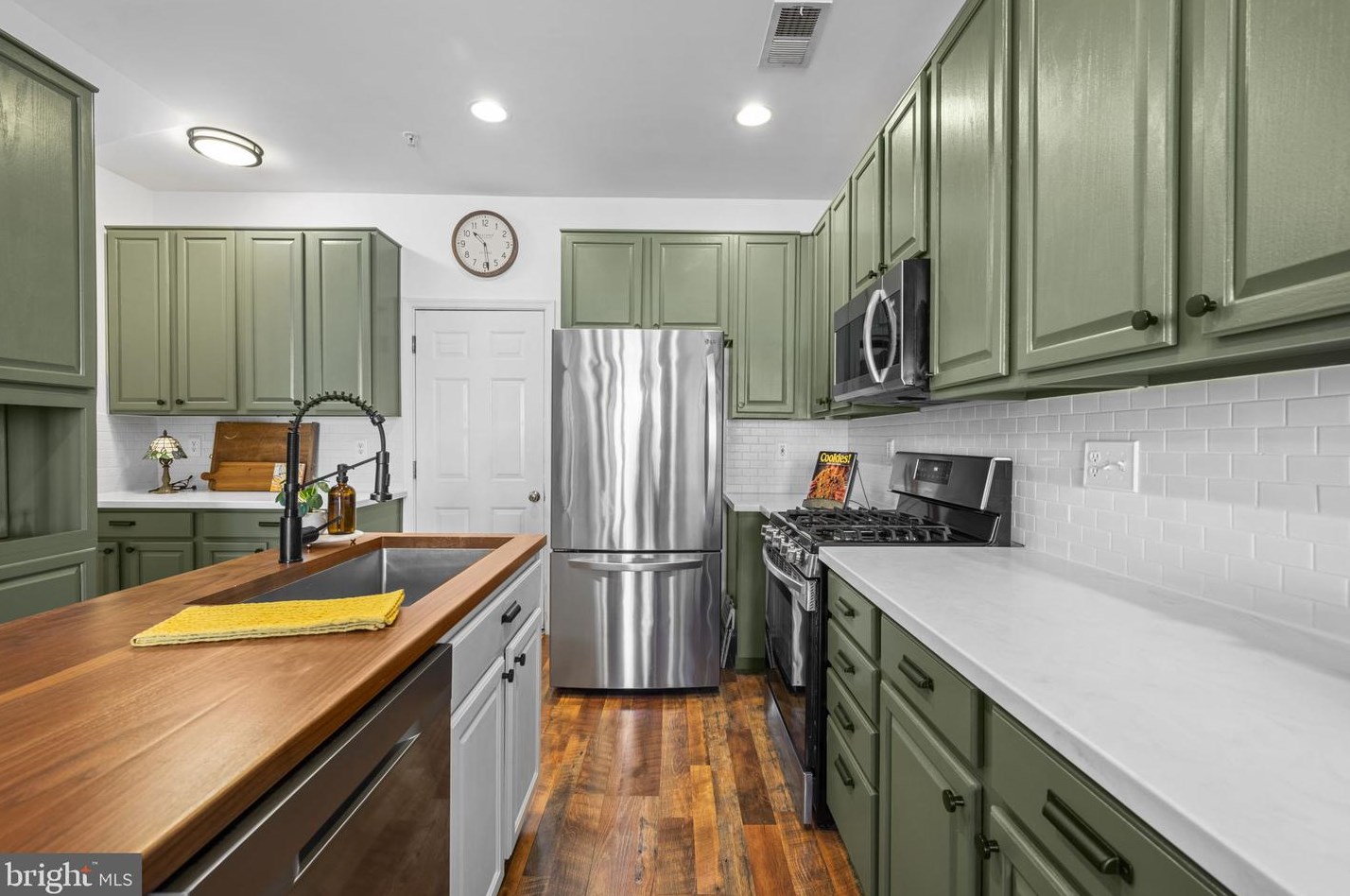 9816 Pickens Pl, Manassas VA  20111-7000 exterior