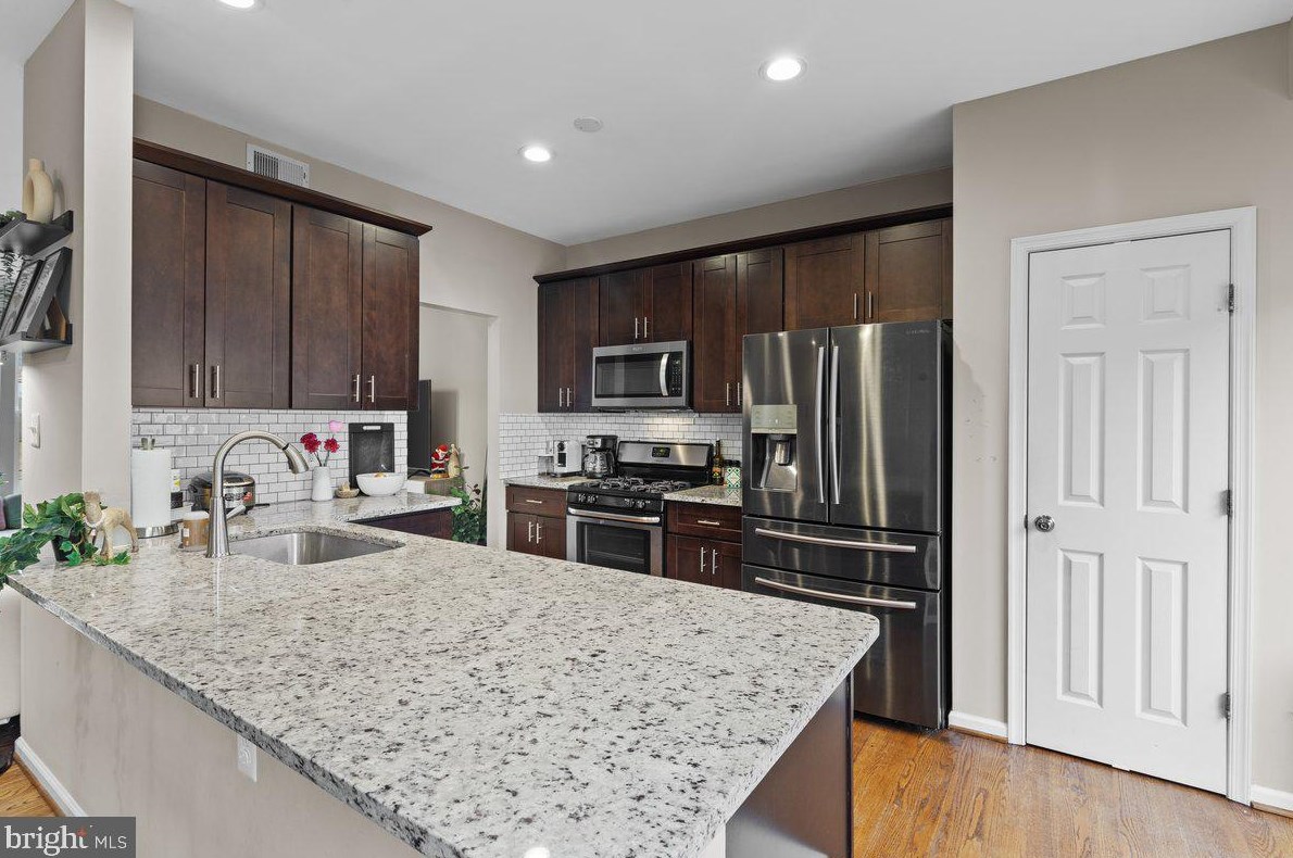 9290 Matthew Dr, Manassas VA  20111-8217 exterior