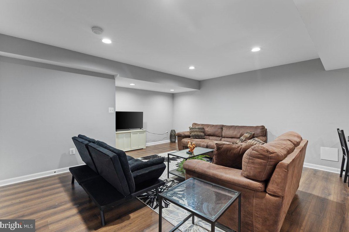 9290 Matthew Dr, Manassas VA  20111-8217 exterior