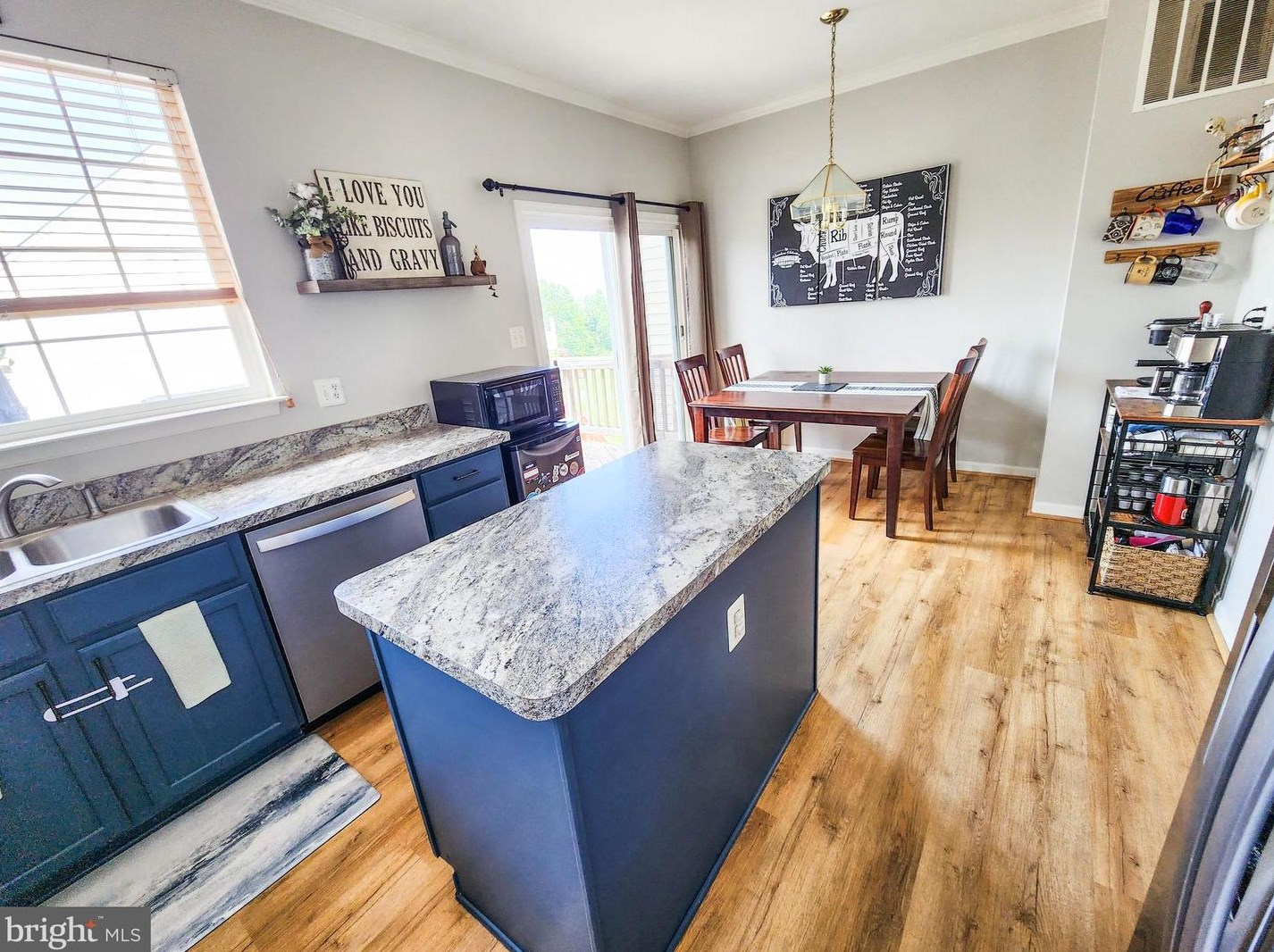 9404 Lanae Ln, Manassas VA  20111-8243 exterior