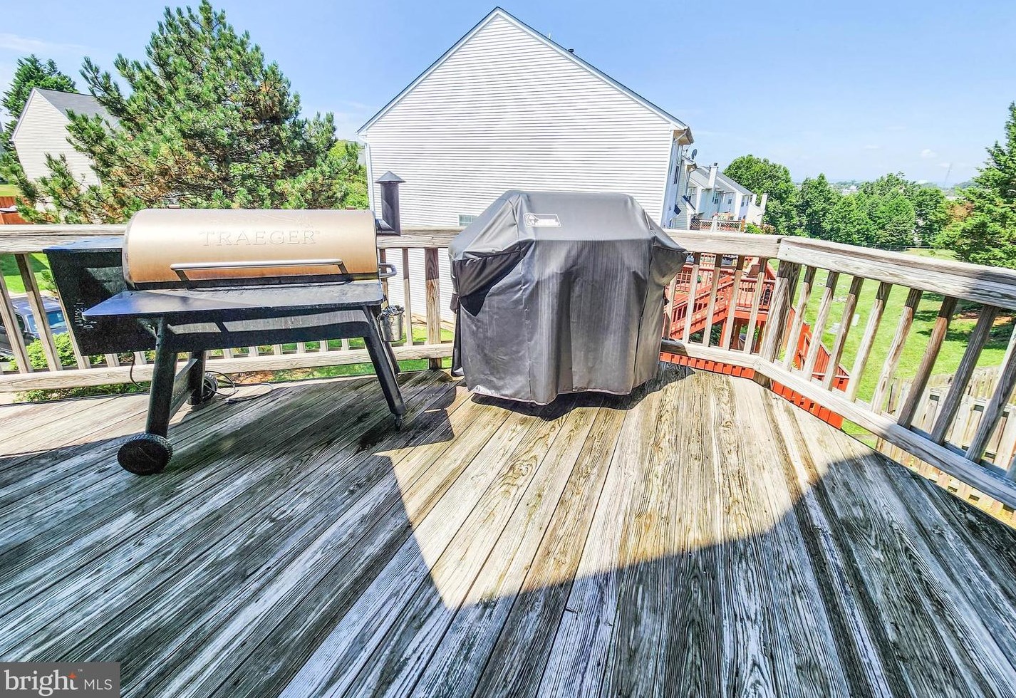9404 Lanae Ln, Manassas VA  20111-8243 exterior
