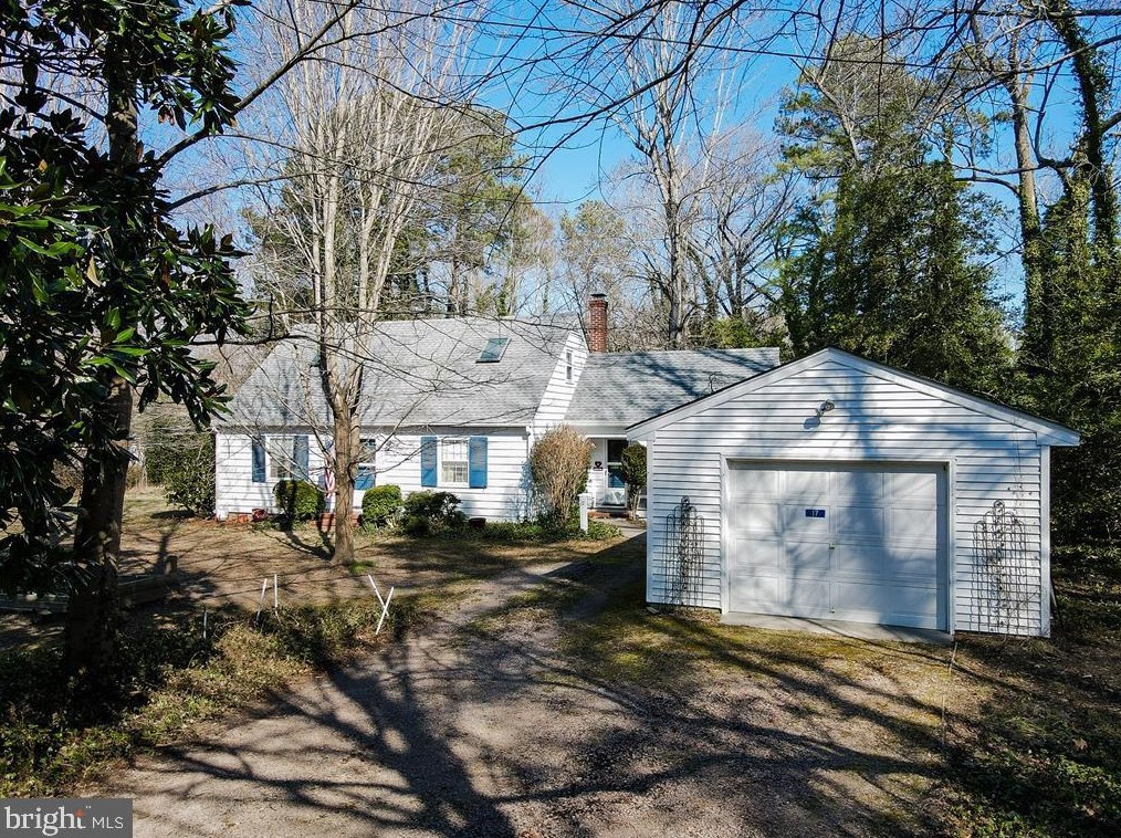 17 Dixie Ave, Kilmarnock, VA 22482