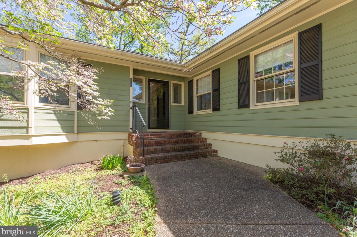 202 Freedom Rd, Locust Grove, VA 22508
