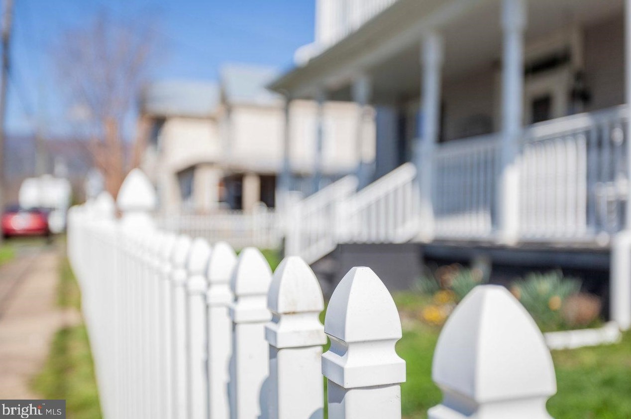 210 3rd St, Shenandoah, VA 22849-1513