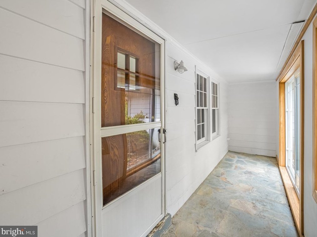 19201 Carborough St, Triangle, VA 22172