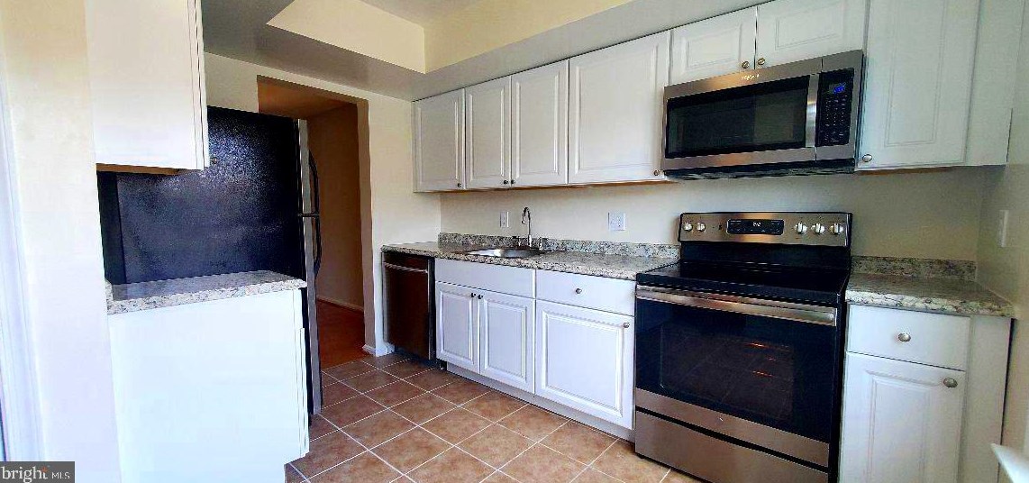 2869 Bowes Ln, Woodbridge, VA 22193-1247