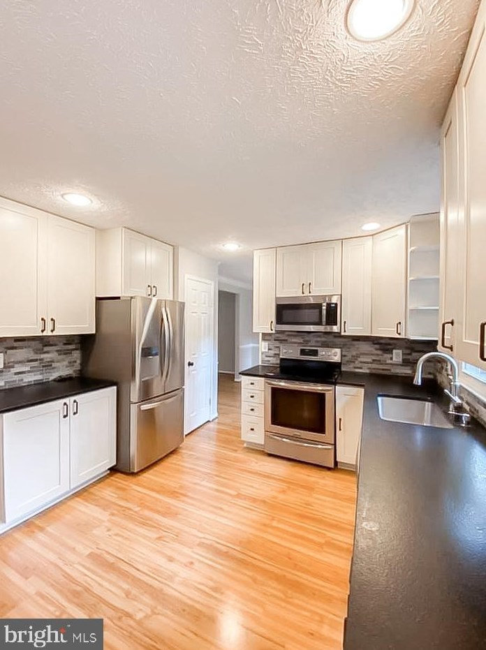 15202 Holleyside Dr, Dumfries VA  22025-1087 exterior