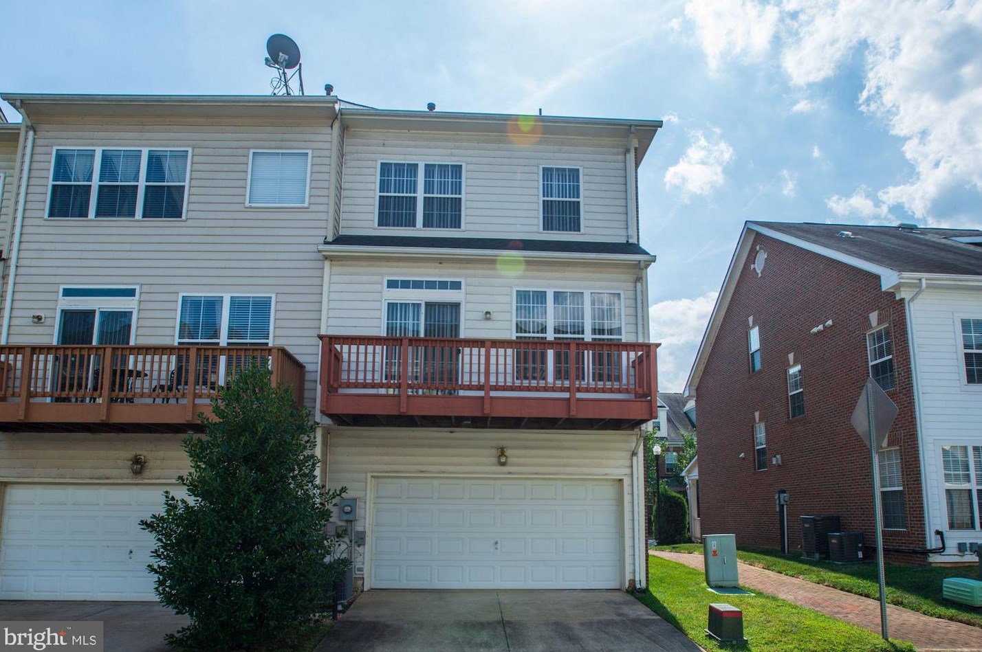 750 Monument Ave, Woodbridge VA  22191-5422 exterior