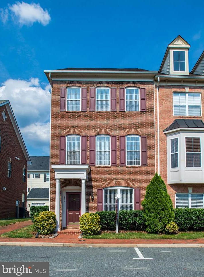 750 Monument Ave, Woodbridge, VA 22191