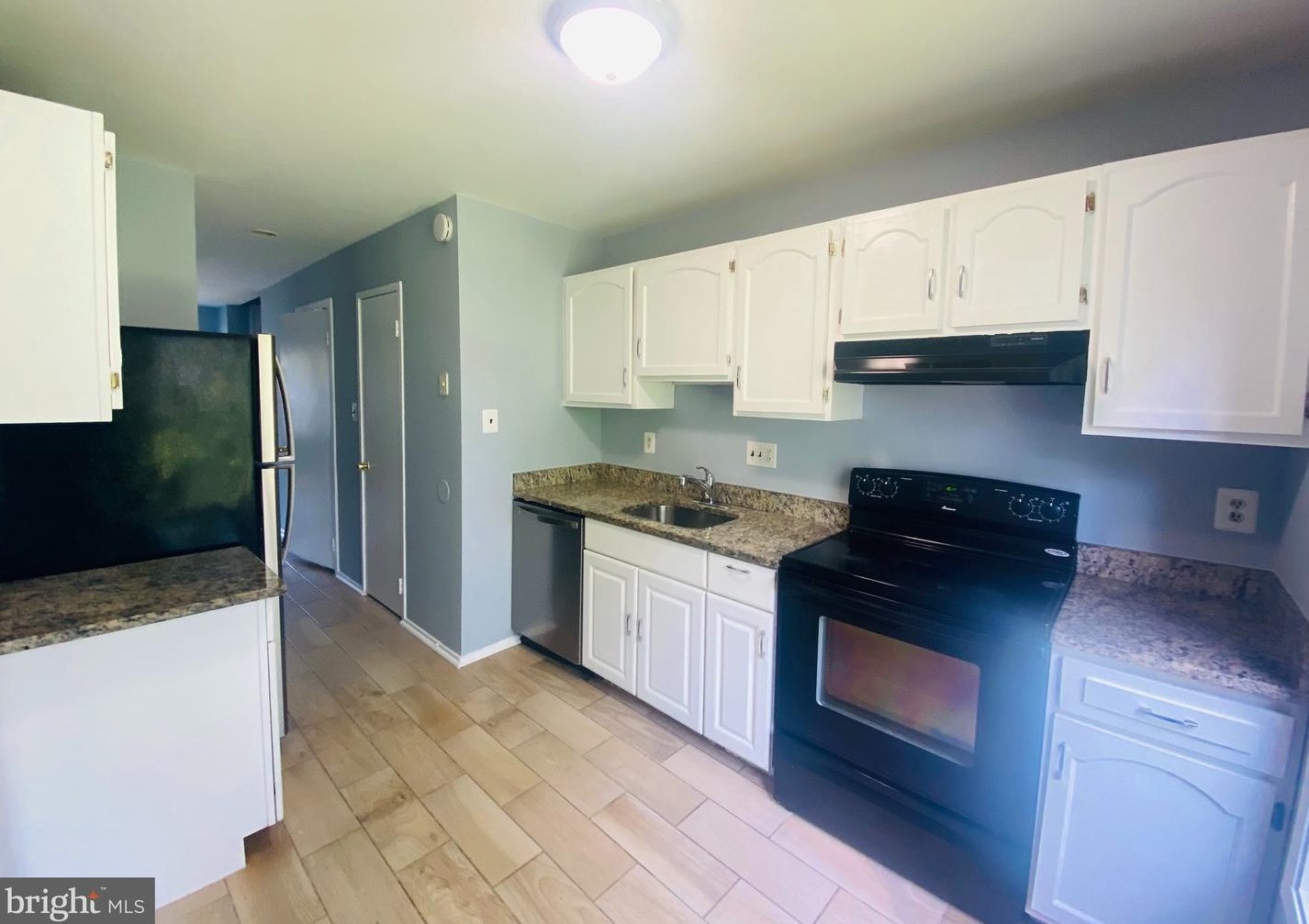 2932 Cambridge Dr, Woodbridge VA  22192-3131 exterior